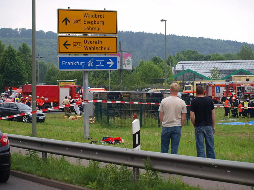 Schwerer Unfall mit Reisebus Lohmar Donrather Dreieck P299.JPG